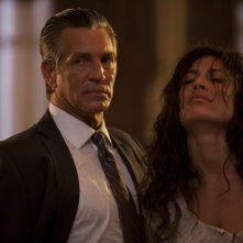 Eric Roberts e Giselle Itié in un'immagine del film The Expendables