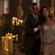 Eric Roberts e Giselle Itié in una scena di The Expendables