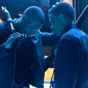 Michael Ealy e Chris Brown in una scena del film Takers