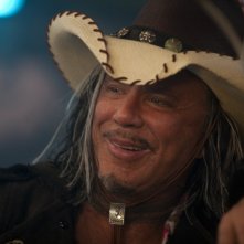 Primo piano di Mickey Rourke dal film The Expendables