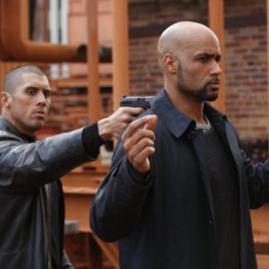 Tanoai Reed e Boris Kodjoe in una scena del pilot di Undercovers