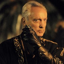 Udo Kier nei panni dello psichiatra nel film Das Leben ist zu lang