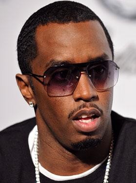 Sean 'P Diddy' Combs si copre con una felpa nera con cappuccio, cappello  blu e sciarpa grigia quando arriva all'aeroporto di Londra Heathrow. Il  mogul musicale e imprenditore porta con sé una