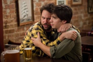 Charlie Day e Justin Long nella commedia Amore a mille... miglia