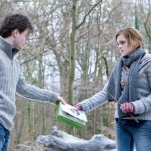 Daniel Radcliffe ed Emma Watson in una sequenza del film Harry Potter e i doni della morte - parte 1