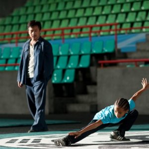 Dre (Jaden Smith) e Mr. Han (Jackie Chan) si allenano per il torneo nel film Karate Kid