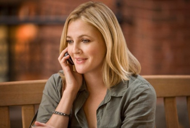 Drew Barrymore al telefono in una scena di Amore a mille... a miglia
