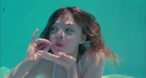 Elle Fanning in un'immagine divertente del film Somewhere