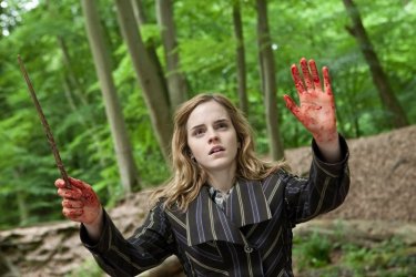 Emma Watson con le mani insanguinate in un momento del film Harry Potter e i doni della morte - parte 1