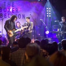 Il gruppo musicale The Boxer Rebellion in una scena della commedia Amore a mille... miglia