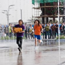 Jaden Smith e Wenwen Han in una scena del film Karate Kid