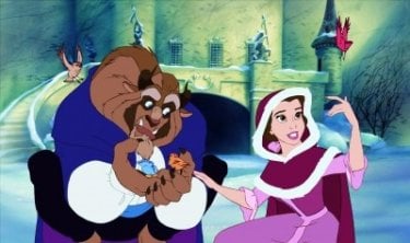 I due protagonisti in una tenera scena del film d'animazione La bella e la bestia