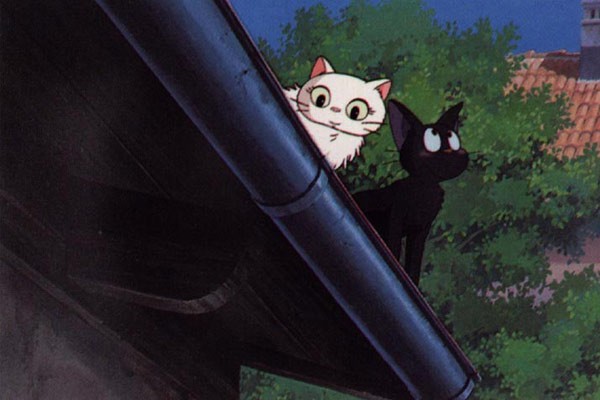 Il gattino Jiji in una sequenza del film d'animazione Kiki consegne a domicilio