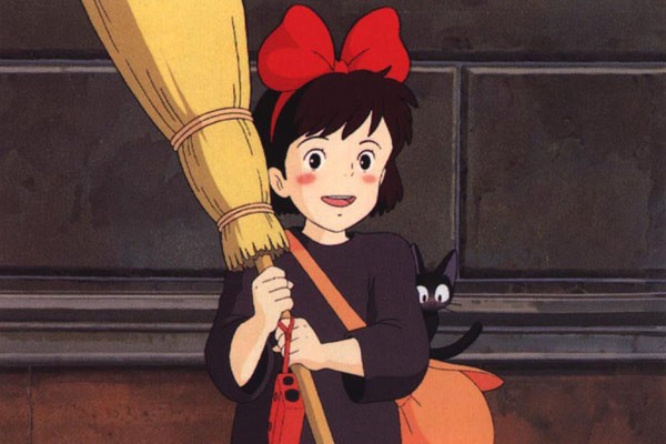 La piccola Kiki e Jiji in una sequenza del film d'animazione Kiki consegne a domicilio