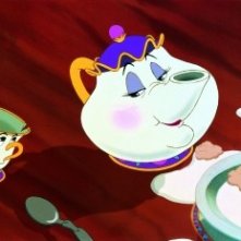 Mrs. Bric e il figlioletto Chicco in una scena del film d'animazione La bella e la bestia