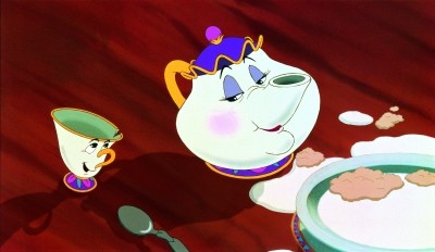 Mrs. Bric e il figlioletto Chicco in una scena del film d'animazione La bella e la bestia