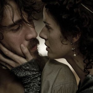 Alberto Ammann e Leonor Watling nel film Lope