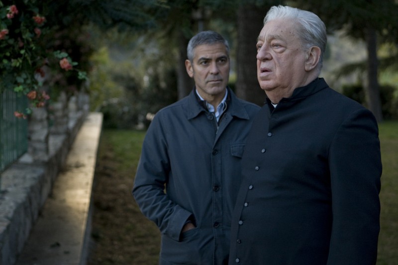 George Clooney e Paolo Bonacelli in una scena del thriller The American