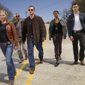 Kelli Giddish, Rose Rollins, Jesse Metcalfe, Amaury Nolasco e Cole Hauser in una scena del pilot di Chase
