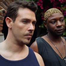 Kevin Alejandro e Nelsan Ellis nell'episodio I Smell A Rat di True Blood