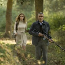 Thekla Reuten e George Clooney in una scena del thrille The American