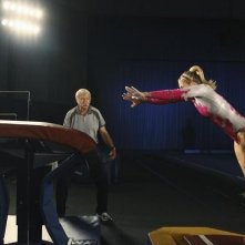 Béla Károlyi e Cassie Scerbo in un momento dell'episodio At The Edge of the Worlds di Make it or Break it