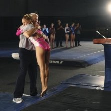 Béla Károlyi e Cassie Scerbo nell'episodio At The Edge of the Worlds di Make it or Break it