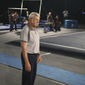 Béla Károlyi guest star dell'episodio At The Edge of the Worlds di Make it or Break it
