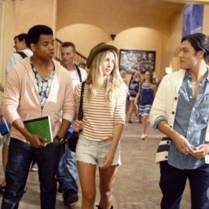 Blair Redford, Gillian Zinser e Tristan Wilds in un momento dell'episodio Senior Year, Baby di 90210