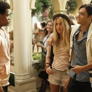 Blair Redford, Gillian Zinser e Tristan Wilds in una scena dell'episodio Senior Year, Baby di 90210