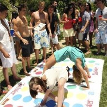 Cassie Scerbo e Chelsea Hobbs in una scena dell'episodio Party Gone Out of Bounds di Make it or Break it