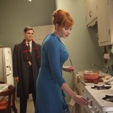 Christina Hendricks e Sam Page nell'episodio The Good News di Mad Men