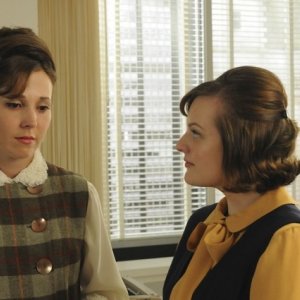 Elisabeth Moss e Alexa Alemanni nell'episodio The Rejected di Mad Men