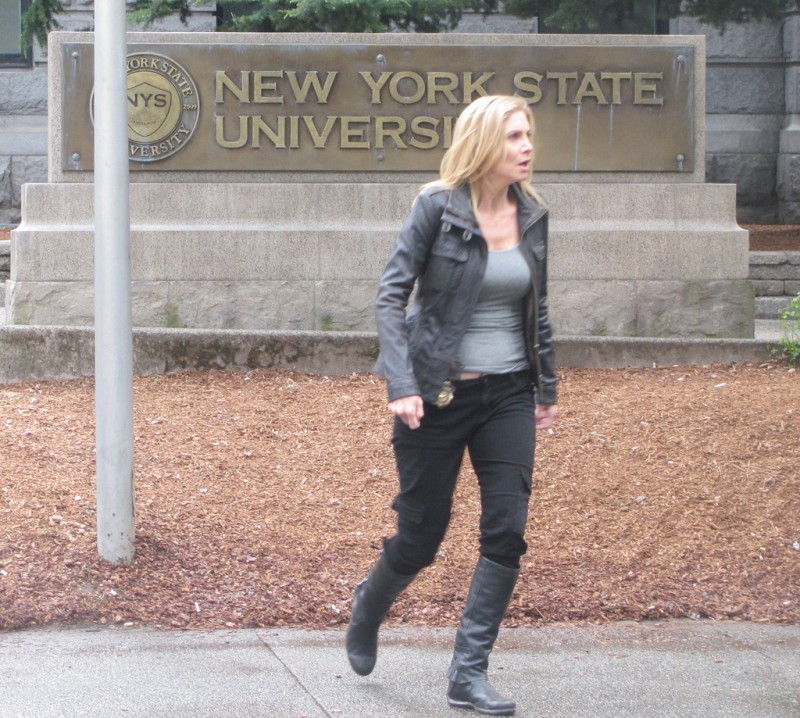 Elizabeth Mitchell Sul Set Della Stagione 2 Di V 172617