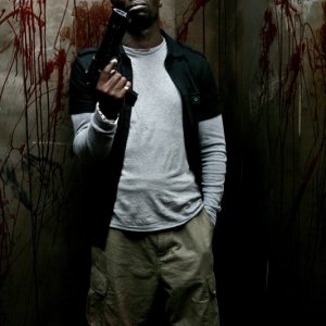 Eriq Ebouaney nei panni di Adewale nel film The Horde