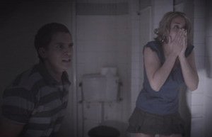 Gemma Atkinson e Gabriel Thomson in una scena dell'horror 13Hrs