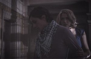 Gemma Atkinson e Peter Gadiot in una scena dell'horror 13Hrs