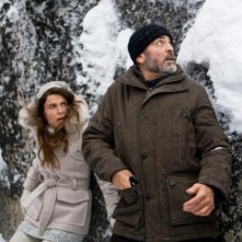 George Clooney e Irina Björklund nel film The American