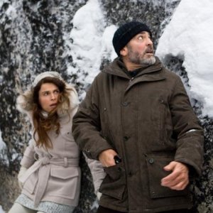 George Clooney e Irina Björklund nel film The American