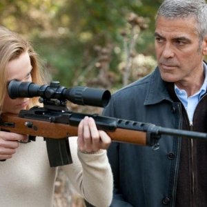 George Clooney e Thekla Reuten in una scena di The American