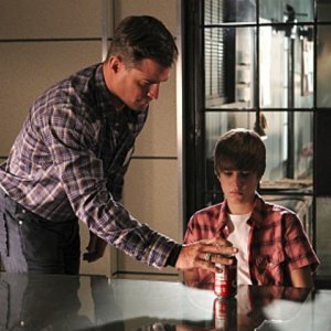 George Eads e Justin Bieber in una scena dell'episodio Shock Waves di CSI