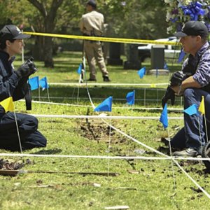 George Eads e Sienna Guillory nell'episodio Shock Waves di CSI