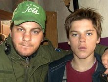 Il regista Marvin Kren con Theo Trebs sul set del film Rammbock