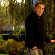 Il regista Stephen Frears sul set di Tamara Drewe