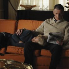 January Jones e Christopher Stanley in un momento dell'episodio The Chrysanthemum and the Sword di Mad Men