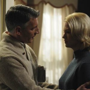 January Jones e Christopher Stanley in una scena dell'episodio The Chrysanthemum and the Sword di Mad Men