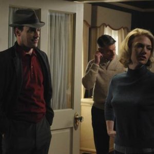 January Jones e Jon Hamm in una scena dell'episodio The Chrysanthemum and the Sword di Mad Men