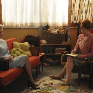 January Jones in una scena dell'episodio The Chrysanthemum and the Sword di Mad Men