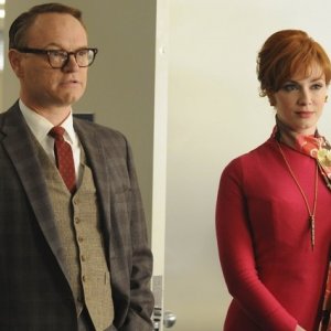 Jared Harris e Christina Hendricks nell'episodio Christmas Comes But Once A Year di Mad Men