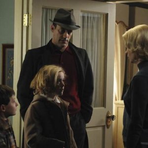 Jared S. Gilmore, Kiernan Shipka, January Jones e Jon Hamm in una scena dell'episodio The Chrysanthemum and the Sword di Mad Men